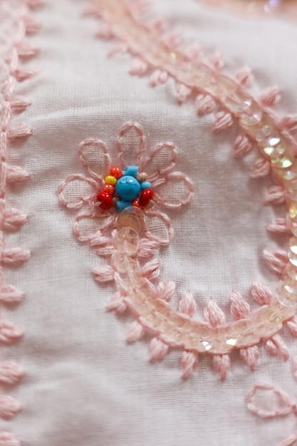 zbliżenie haftu na tkaninie